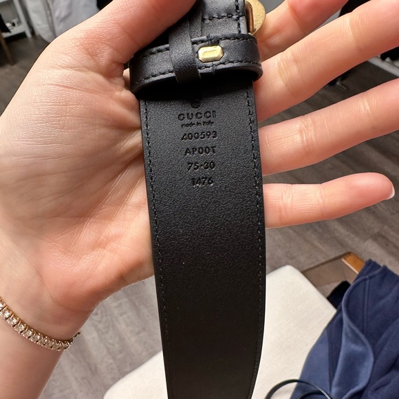 Gucci belt logo.
